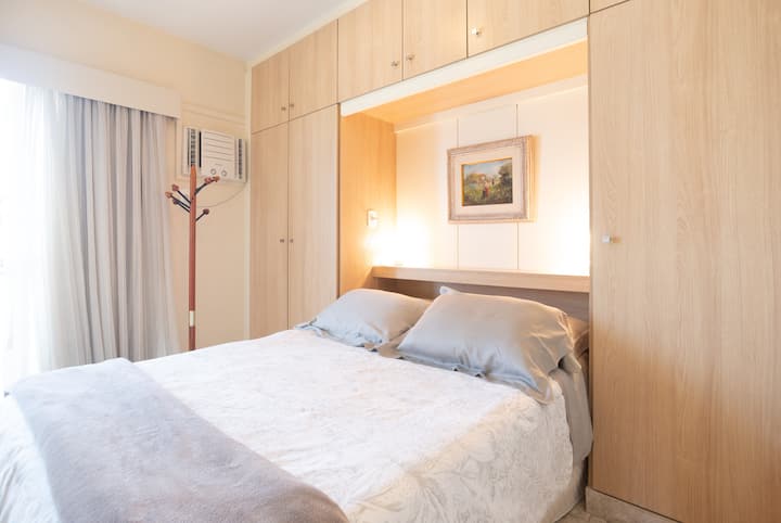 Quarto de casal com cama de 1,40M Largura