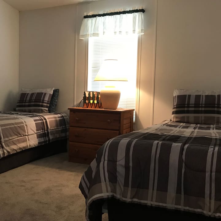Third bedroom with two twin beds