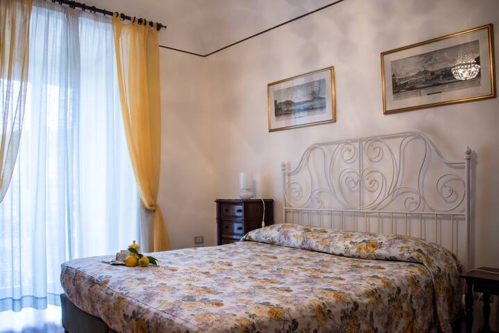 THE RED LILY (terrace in the center of Naples) gallery image 4