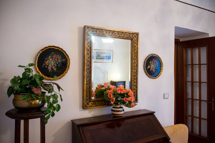 THE RED LILY (terrace in the center of Naples) gallery image 3