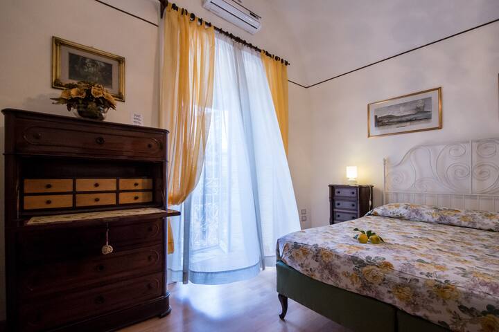 THE RED LILY (terrace in the center of Naples) gallery image 2