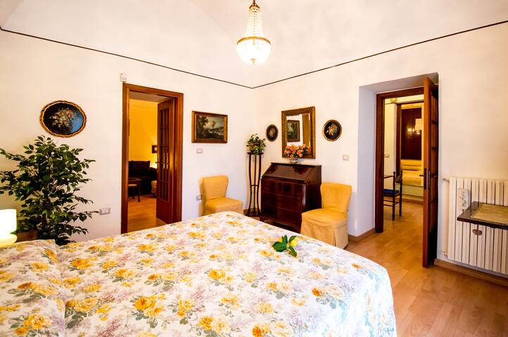 THE RED LILY (terrace in the center of Naples) gallery image 5