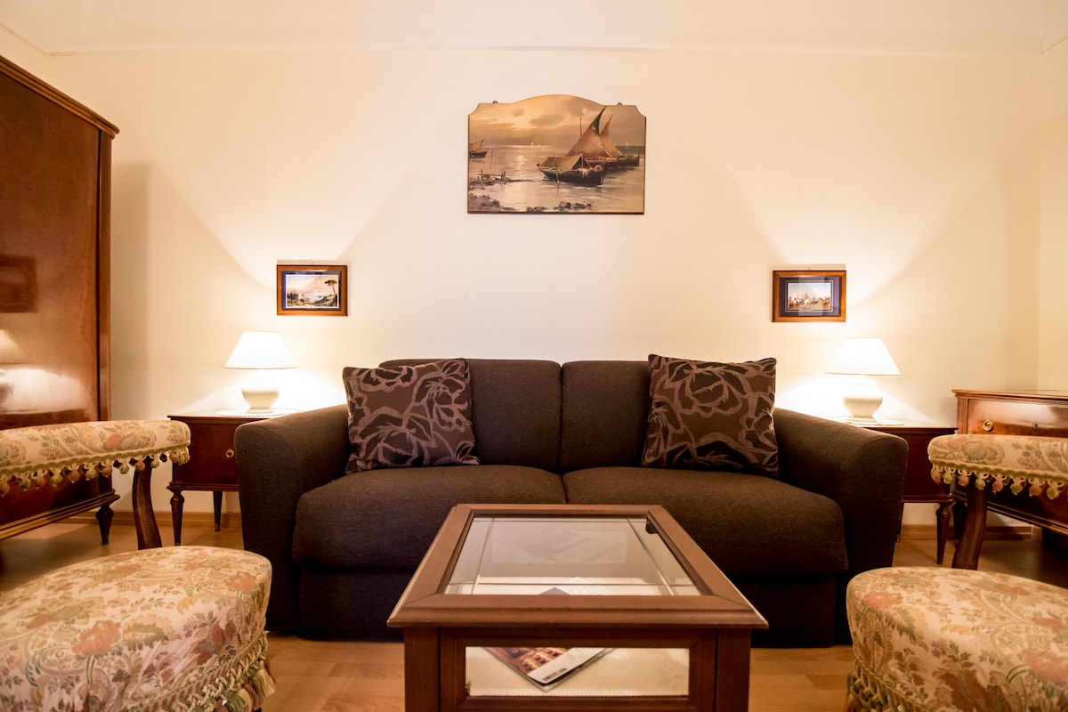 sebule na kuunganisha kitanda cha sofa mbili na chumba cha kulala cha watu wawili