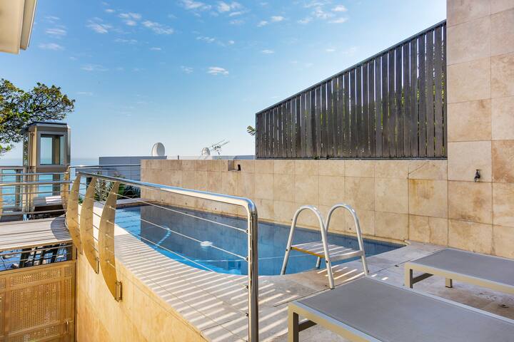 Relax & admire the views over the breaking waves gallery image 5