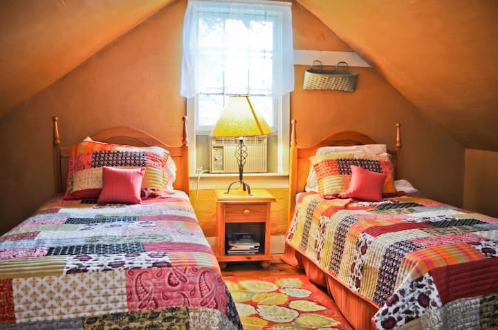 Dos camas individuales en cada uno de los dos dormitorios con espejos en la planta superior. 