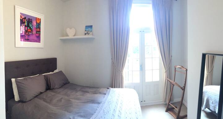 Спалня със суперголямо двойно легло