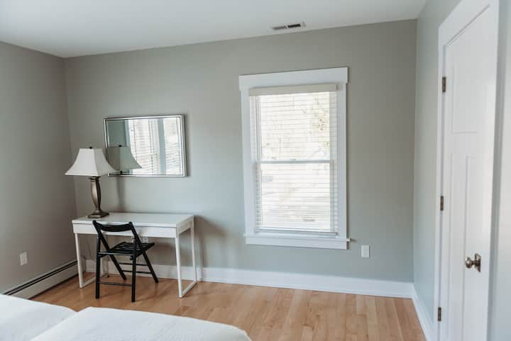 бюро в спалня с 2 отделни легла