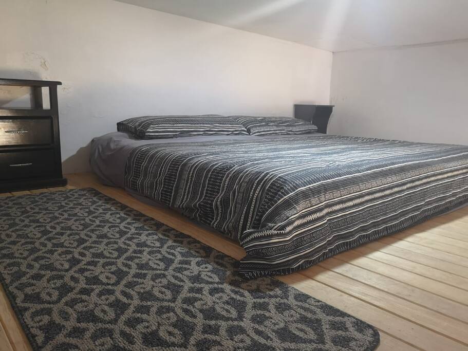 Cozy King Size Bed/ Confortable cama tamaño King size
