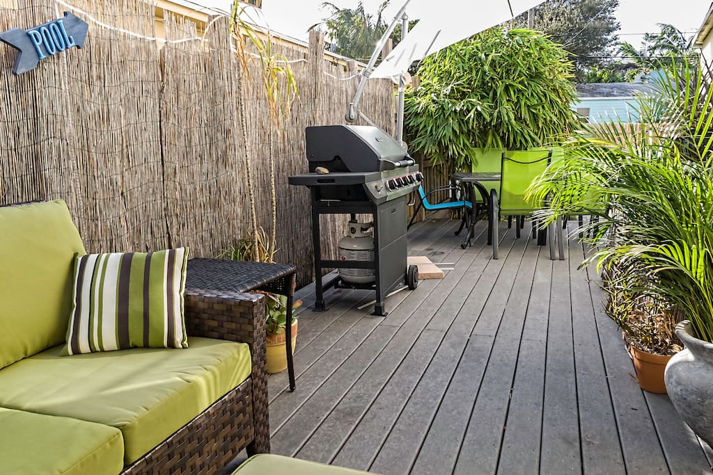 Al fresco dining poolside.