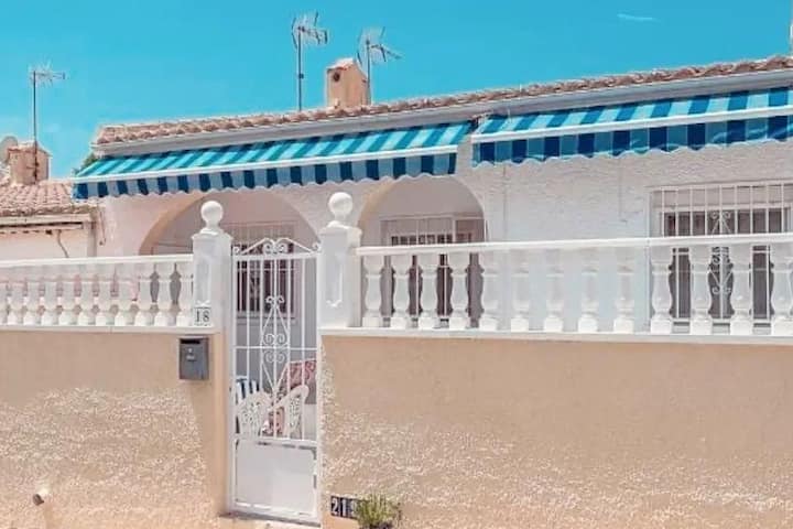 Cute cottage with air conditioning and hot tub