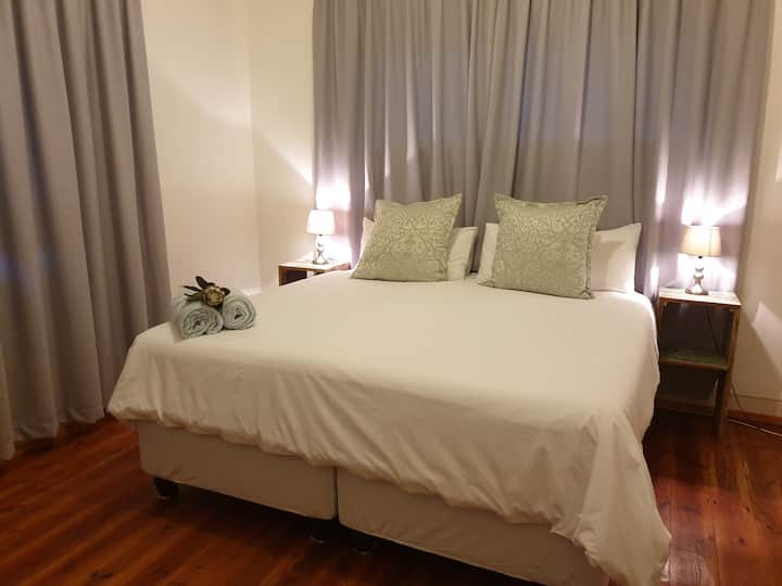 Dormitorio 2: cama tamaño king bajo petición