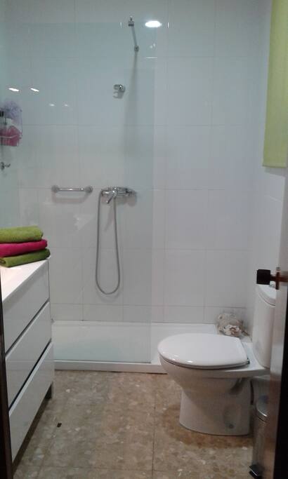 Cuarto de baño con plato de ducha.