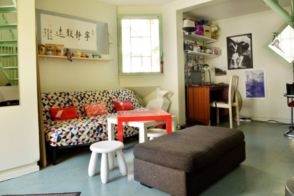 le salon et le coin bureau
