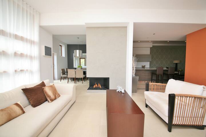 Amazing Hollywood Hills Home gallery image 2