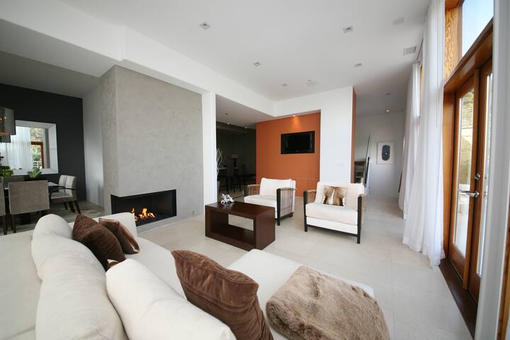 Amazing Hollywood Hills Home gallery image 5