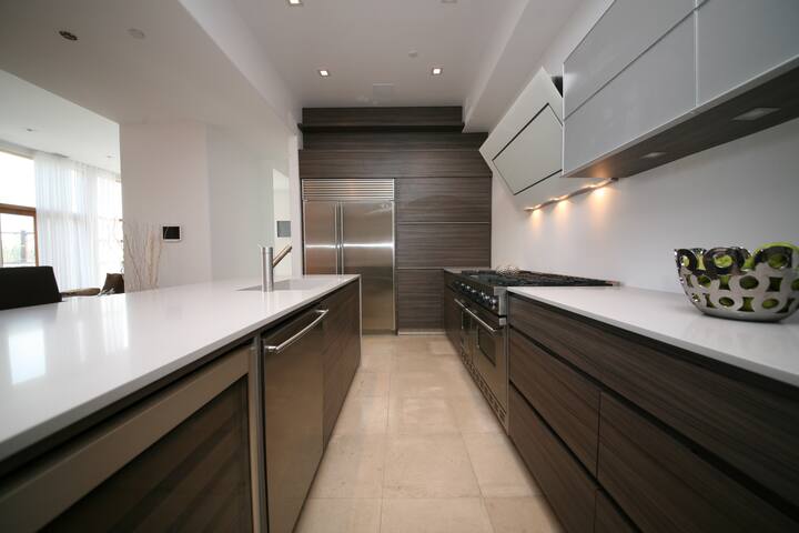 Amazing Hollywood Hills Home gallery image 4