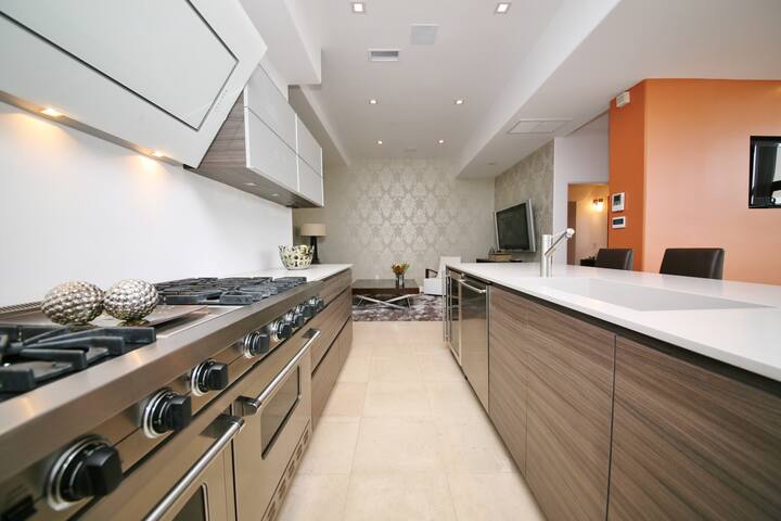 Amazing Hollywood Hills Home gallery image 3