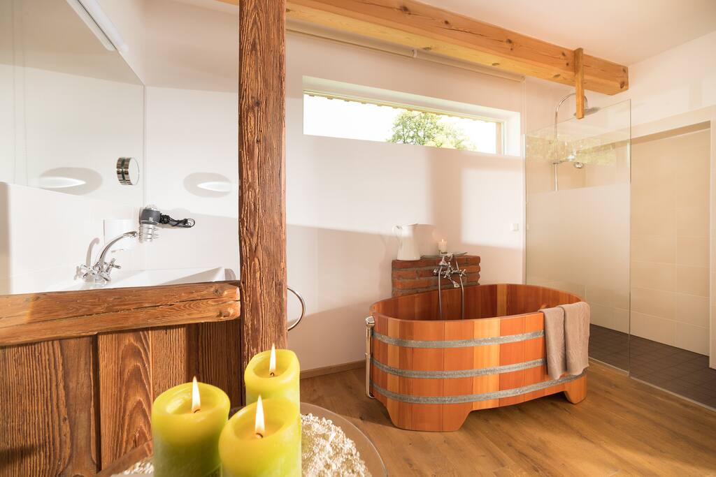 freistehende Holzbadewanne (Schaffel)