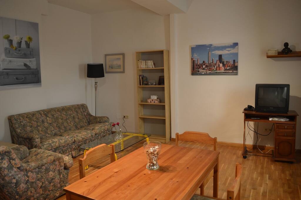 Salón con mesa comedor