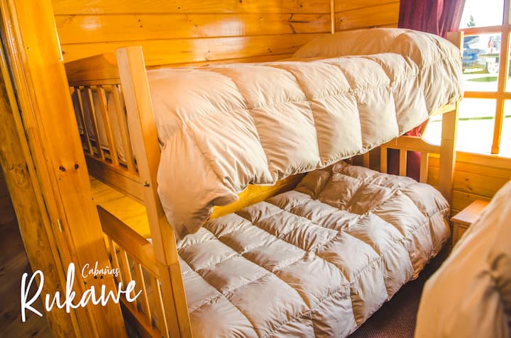 Habitación con literas y camas de una plaza, incluyen ropa de cama