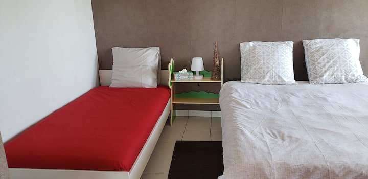 Საძინებელი ორადგილიანი საწოლი+ერთადგილიანი საწოლი.
Პირდაპირი წვდომა ტერასაზე.