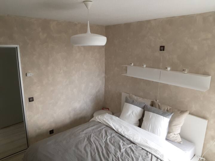 Habitación con una cama grande 2 pers. (1,60 m), vestidor y pequeño balcón