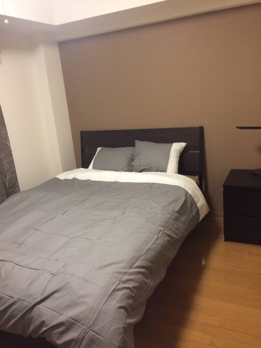 small but functional. double-bed (w145cm) 小さいけれど機能的なスタジオ。ダブルベッド。