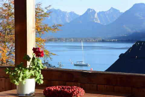 Stylish 115 m² attic apartment with stunning lake views