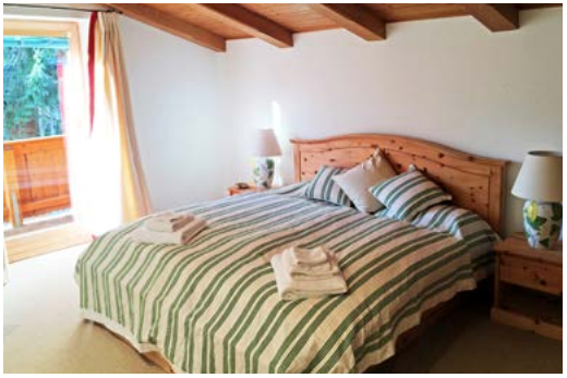 Голема спална соба со брачен кревет (2 душеци 200 x 100), која дели бања со две други спални соби.

Има и приватен пристап до балконот.