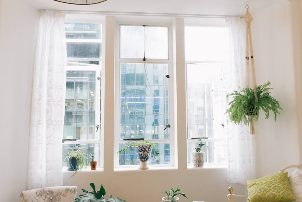Fabulous views of bustling Queen St (and lots of great cafes & bars nearby...)