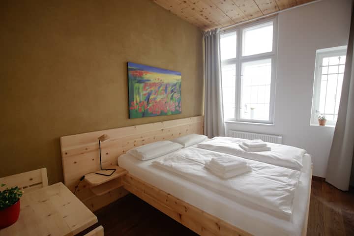 Schlafzimmer mit Zirben Doppelbett - für himmlische Stunden mitten in Innsbruck