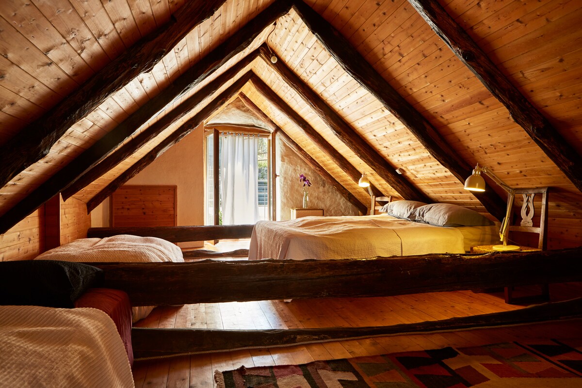 Сместува 4 лица