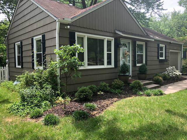 Comfortable & Charming Prairie Village Cottage