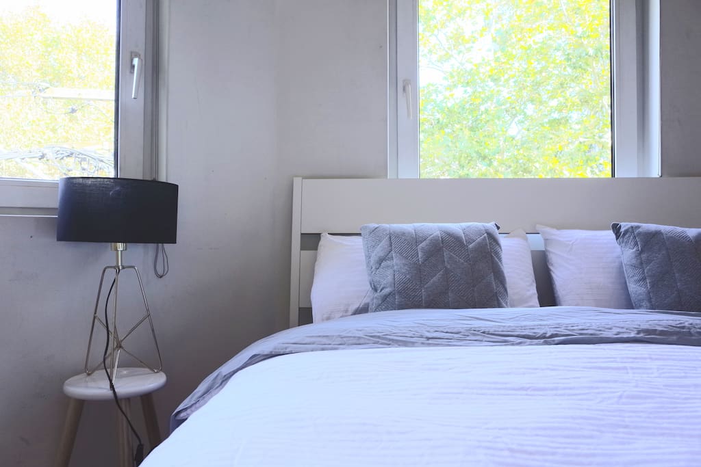 MAIN BEDROOM (QUEEN)