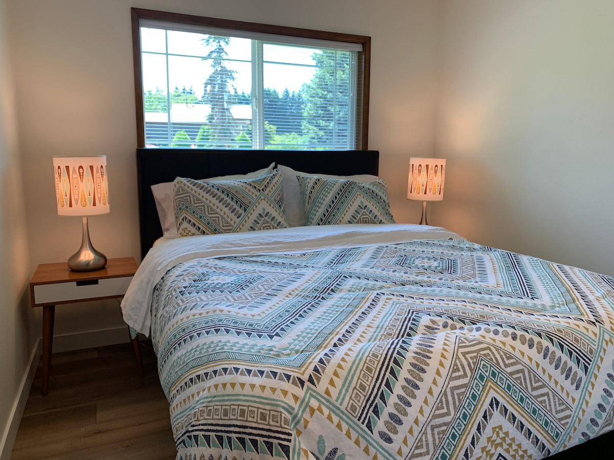 חדר שינה מס '3 עם מיטת קווין סייז.