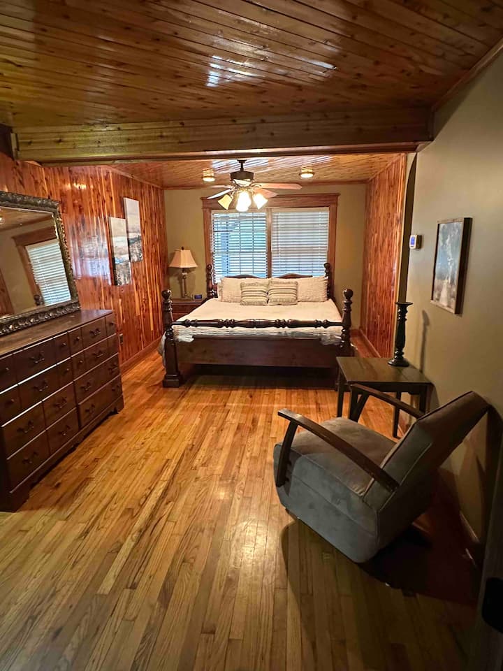 ห้องนอนใหญ่ชั้นล่าง