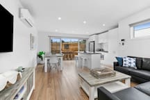 CASA EMEC- 500M TO THE BEACH! FAMILY FRIENDLY!