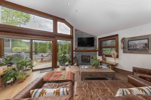 Top Airbnb: Glacier view barn Squamish Valley in Squamish Lillooet