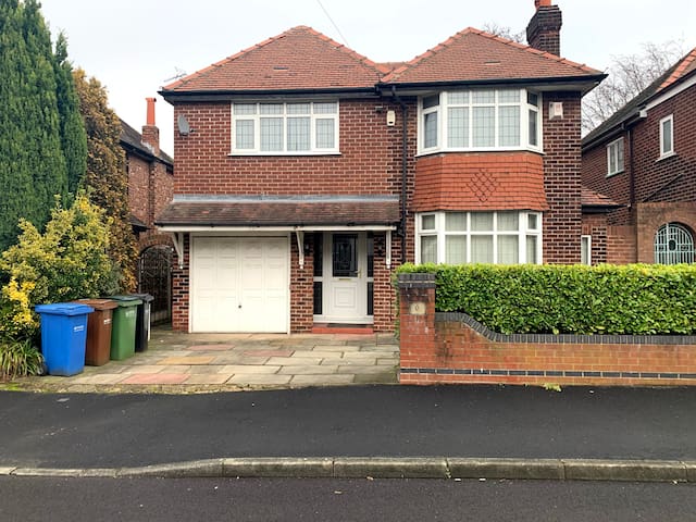 Lovely 4 bed House close to Manchester Airport.