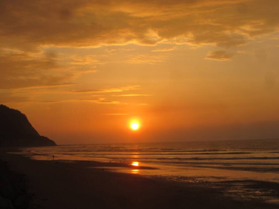Caída de Sol en la playa de Bahía de Caráquez