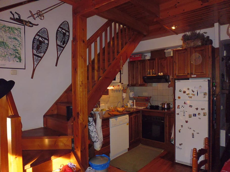 Cocina con friegaplatos y escalera a 2ª planta