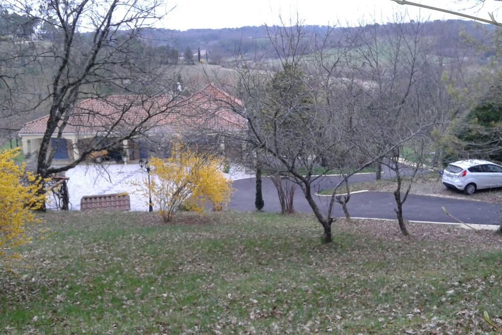 la maison se situe en hauteur avec un beau point de vue