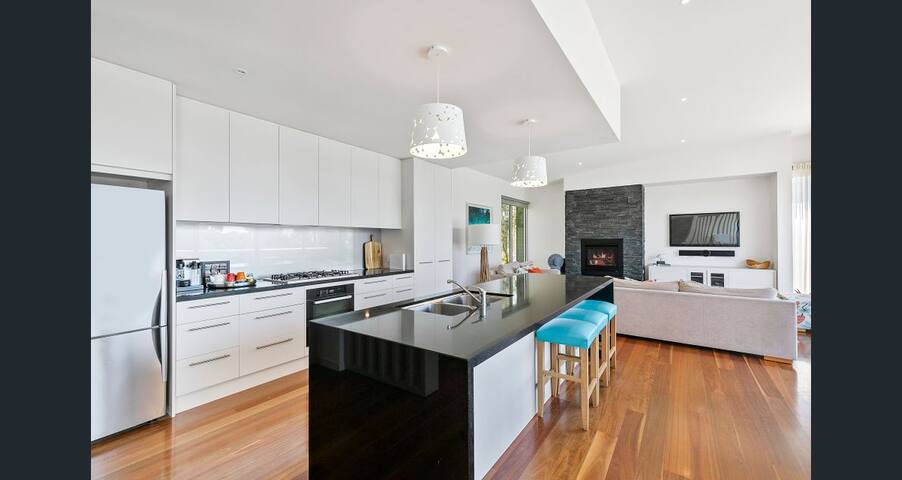 Amazing 5 Bedroom Beach House gallery image 3