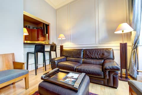 Popular Airbnb listing: Superb appt. in center of Paris in Paris 6e Arrondissement