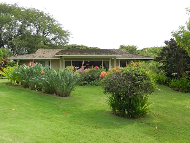 Kihei Bungalow w/tennis court steps from beach gallery image 2