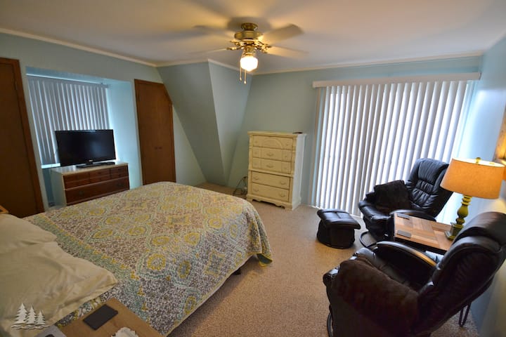 Dormitorio 2 (dormitorio principal): 1 cama tamaño king. Balcón privado junto al lago.