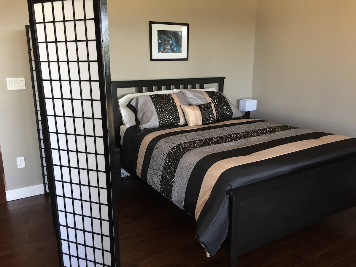 Cama queen nueva en la suite principal.