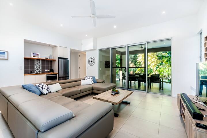 Luxury Family Home, Sunset Views – Heated Pool gallery image 3