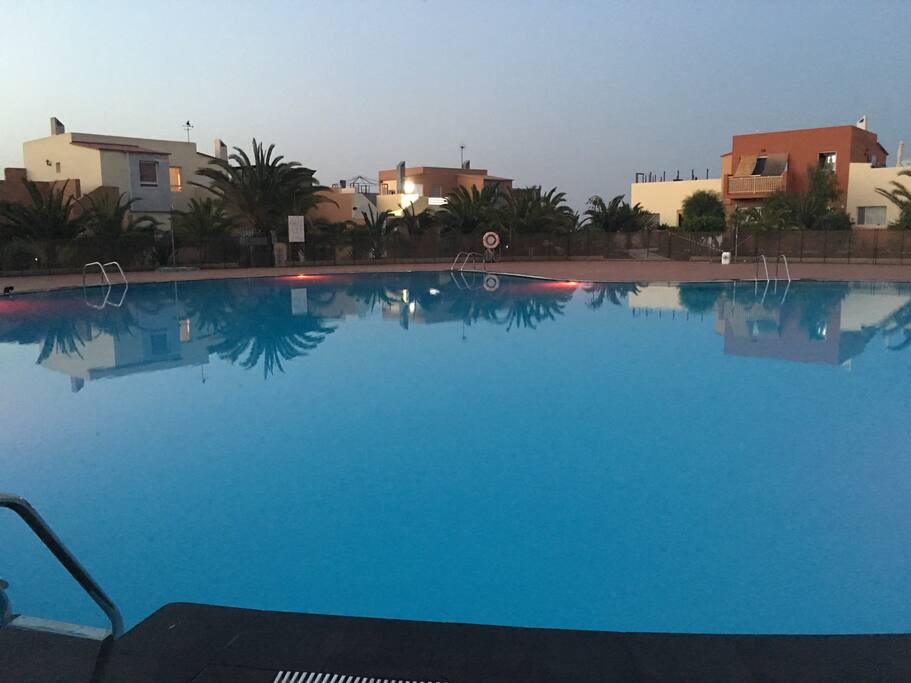 piscina de noche
