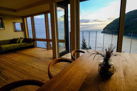 A single rental inn with a panoramic view on the Setouchi Peninsula [Sound Building]